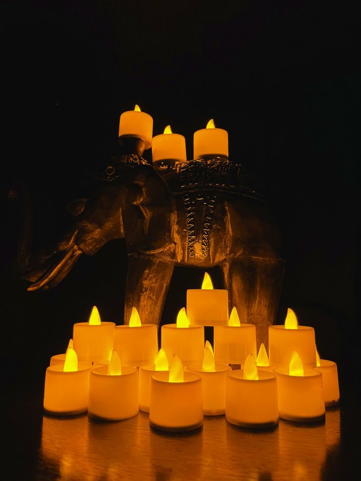 Светодиодные свечи 24 шт. в комплекте с батарейками Светодиодные свечи 24 шт. в комплекте с батарейками